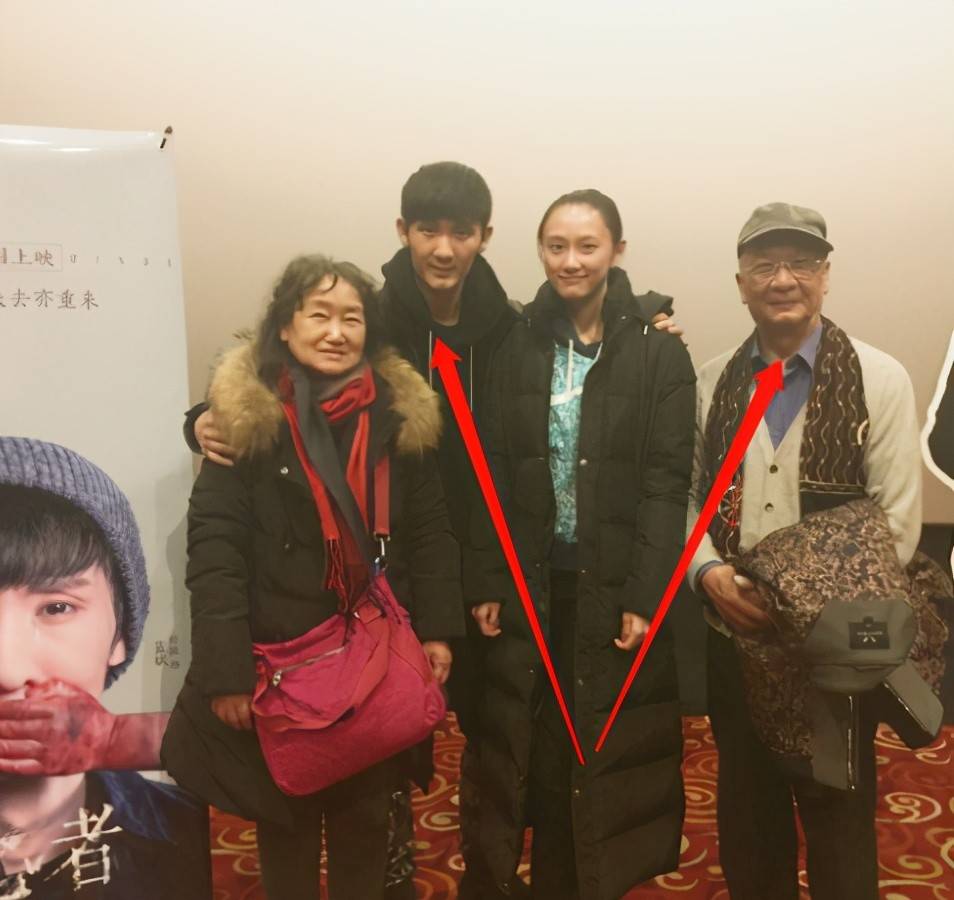 "青翼蝠王"落魄到街头卖艺?儿子生气否认,并曝光自己童星身份