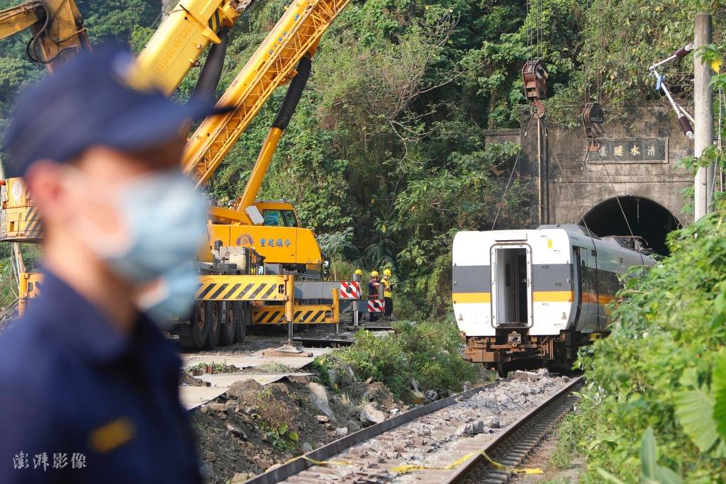 台湾脱轨事故列车损毁车厢被吊起并移出隧道