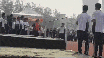 搞笑gif动图确认过眼神还是曾经的王者