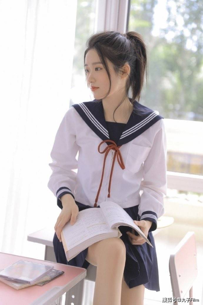 性感美女时尚写真:高马尾学生妹日系校服,甜美可人!