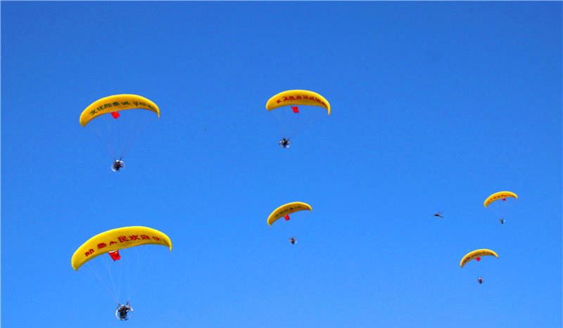 动力伞飞行伞滑翔伞表演团队表演公司的日常