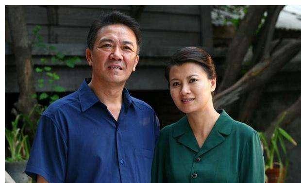 因《亮剑》大火的李幼斌,为何离开前妻,去娶离异两次的小娇妻?