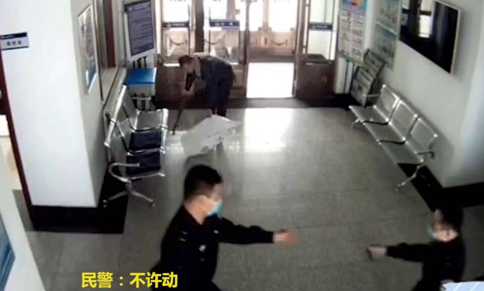 男子携带气枪进入派出所交枪,民警误会拔枪相对