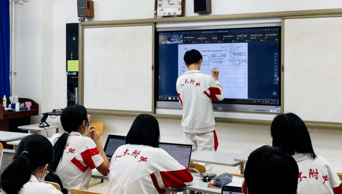 人大附中icc北京校区学生通过classin智慧黑板上完成身处海外的外教