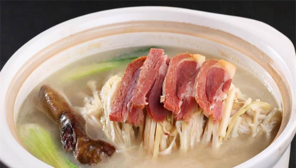 笋干老鸭煲