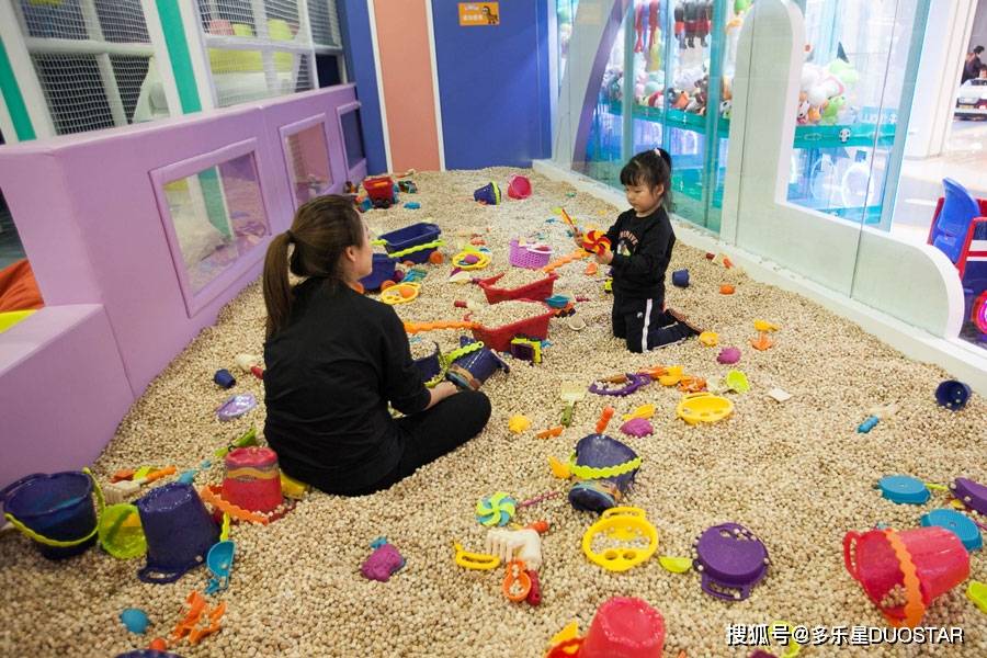 室内儿童游乐场厂家提醒你,孩子在游乐场玩耍时要注意