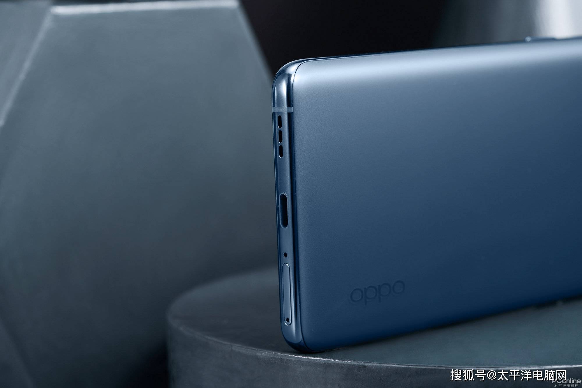 单用"漂亮"来形容oppo find x3系列,实在概括不了这股赤裸裸的高级美.