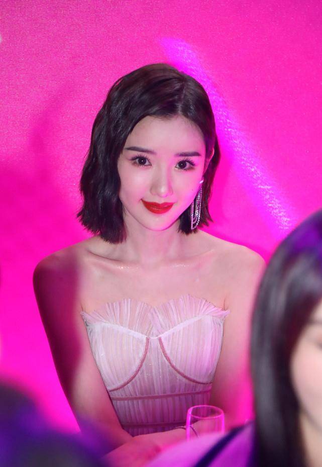 身材好原来不是什么好事,江疏影和毛晓彤同框,曲线窈窕显成熟