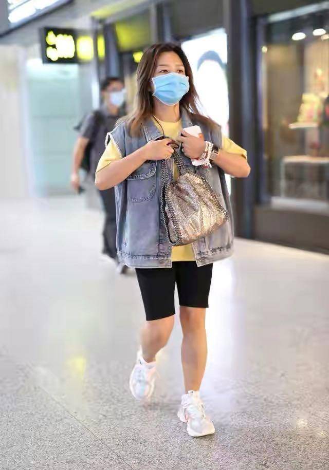 何洁自信哪来的!穿骑行裤走机场"柯基腿"抢镜,头发油成油条状