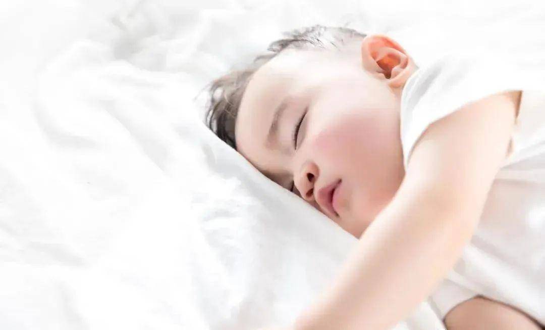 1-2岁:宝宝的睡眠时间进一步再次减少,每天睡眠时间保持在11-14小时.