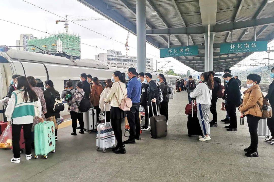 高铁站开来绿皮车,怀化南新增开行5对普速客车_南站