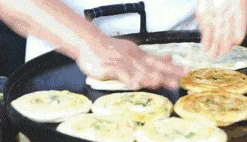 延津火烧像烧饼而比烧饼大像肉盒而比肉盒焦浑圆如饼,色如紫铜中间鼓