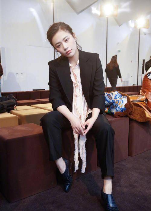 马思纯换发型变短寸头,乍一看帅气十足,完全美颜一点女人味了!