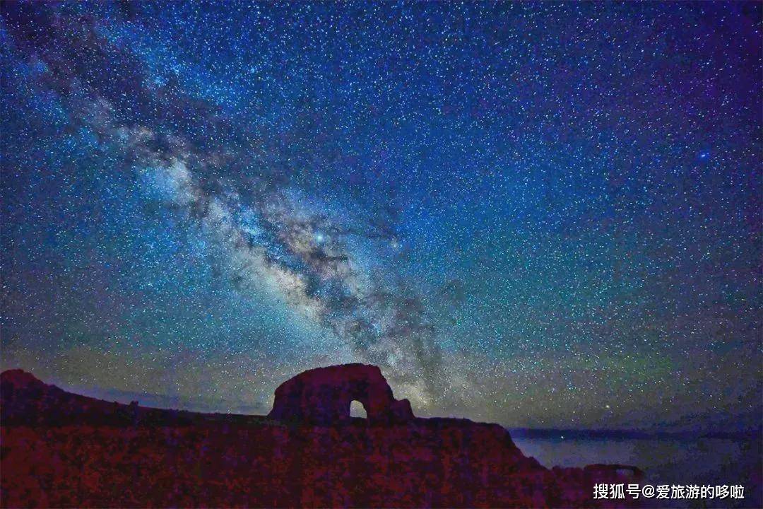 夜晚的纳木错,召集宇宙的繁星,是"手可摘星辰"的距离.