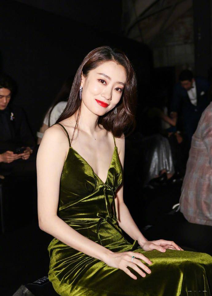 内场的张小斐换了一款丝绒吊带裙,优雅风情更是把好身材展现得淋漓