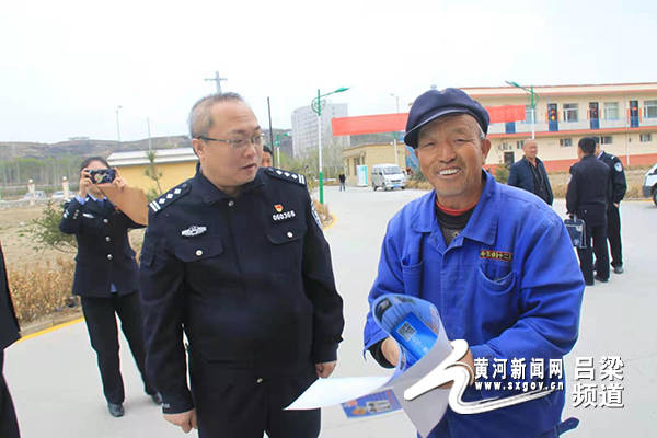 王颢同志在方山圪洞镇津良庄村委及移民安置点察民情访民意办实事