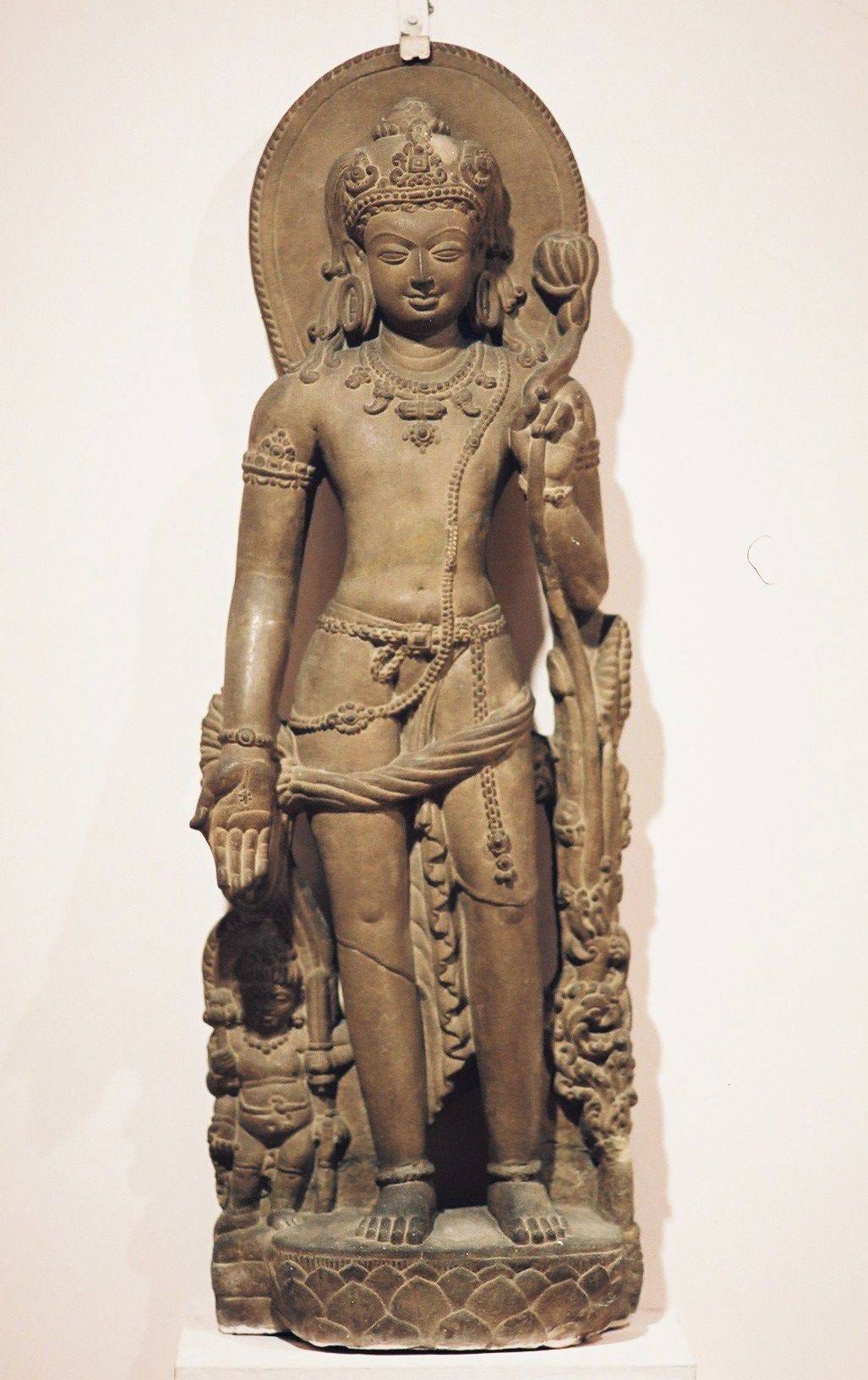 学者初步认为,莲华手观音菩萨的前身就是印度古老的莲华女神.