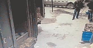 搞笑gif趣图:自己吃脏不脏无所谓,但爸爸吃一定要洗干净