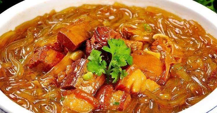 食材:五花肉1000克,宽粉条,红烧酱油2汤匙,特级酱油1汤匙,料酒2汤匙