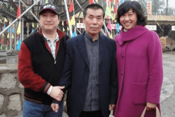 他捧红赵本山后抛妻弃子,与小11岁女星同居14年,今72岁无人识!