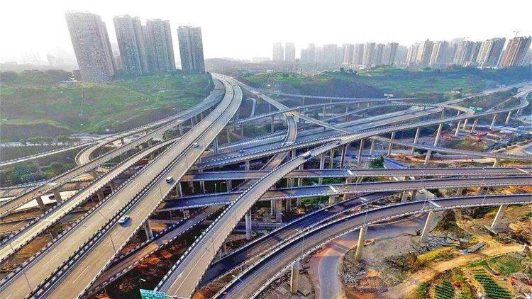 这处立交桥位于山城重庆,名为黄桷湾立交桥,又因其形似盘龙,又被澄
