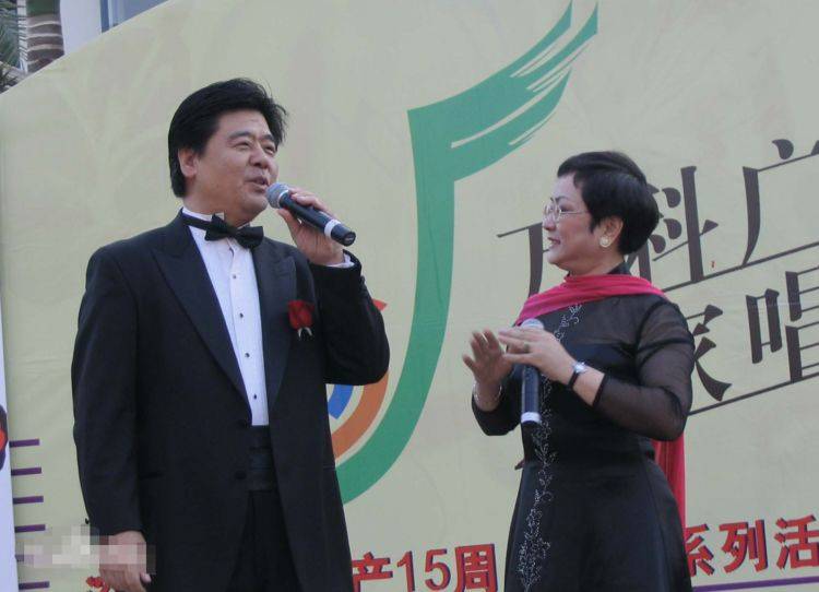 原创歌唱家王洁实罕露面69岁被美女亲密挽手引发网友热议