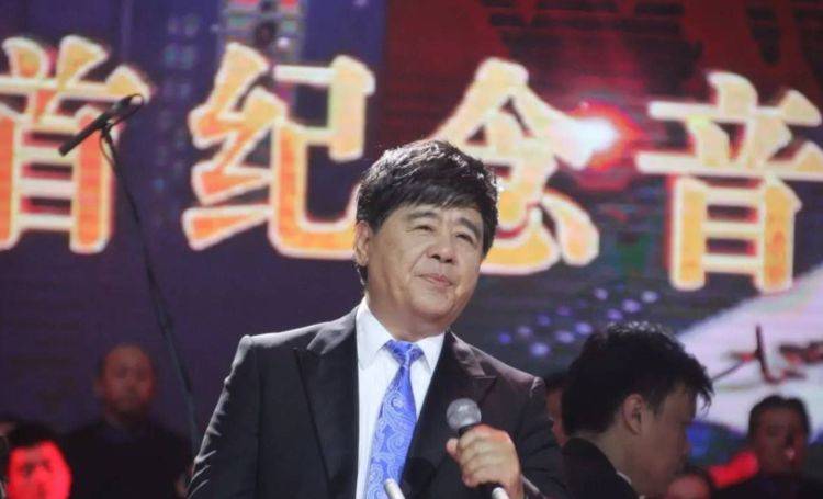 原创歌唱家王洁实罕露面69岁被美女亲密挽手引发网友热议