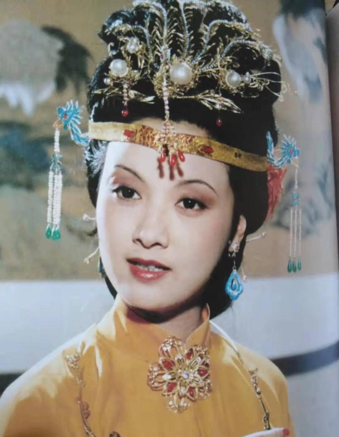 抹额也称额带,头箍, 发箍,眉勒,脑包, 汉族服饰,明代较盛行, 是一种