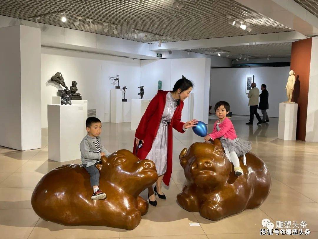 傅加首个雕塑作品展无尽的塑说在北航艺术馆开幕