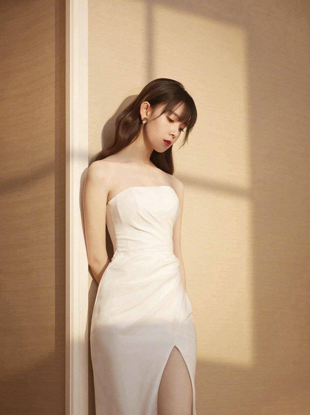 陈瑶身穿淡黄色抹胸礼裙大秀身材,黄蜂腰好吸睛,女人看了都心动