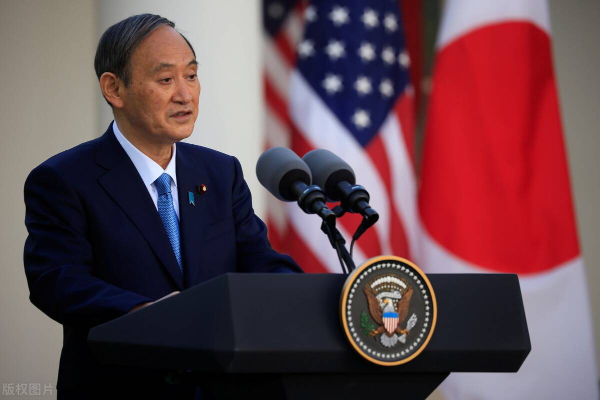 原创日本首相菅义伟向投掷原子弹的美国飞行员献花圈日本人会放过他吗