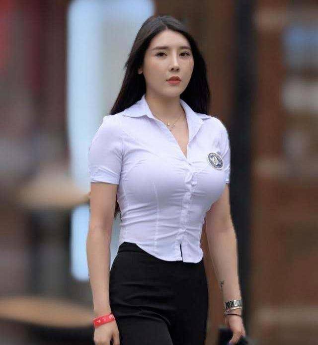 原创蜜桃女孩刘太阳,人如其名,大围度身材如何练出?