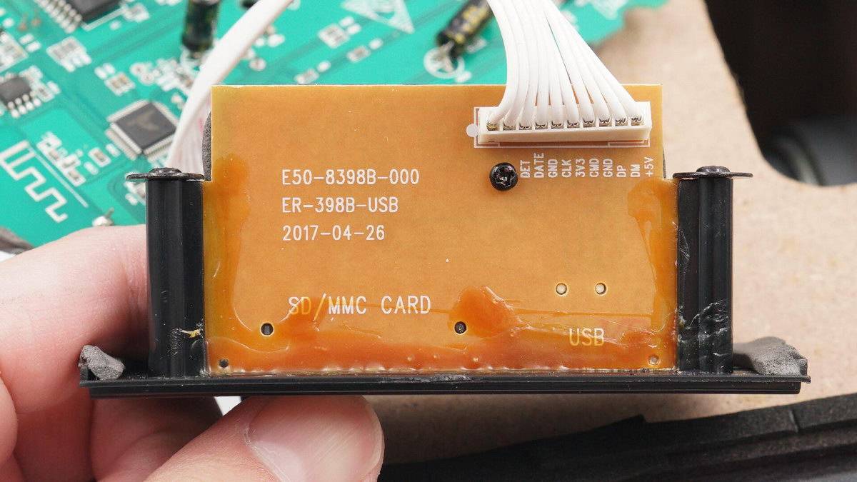 usb接口和sd卡槽小板固定在塑料框架上,通过导线插座与主板连接.