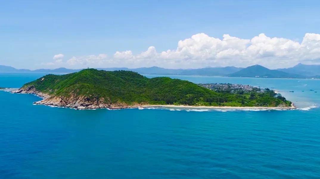 西岛  西岛,坐落在中国唯一的热带滨海城市——三亚,位于三亚湾的
