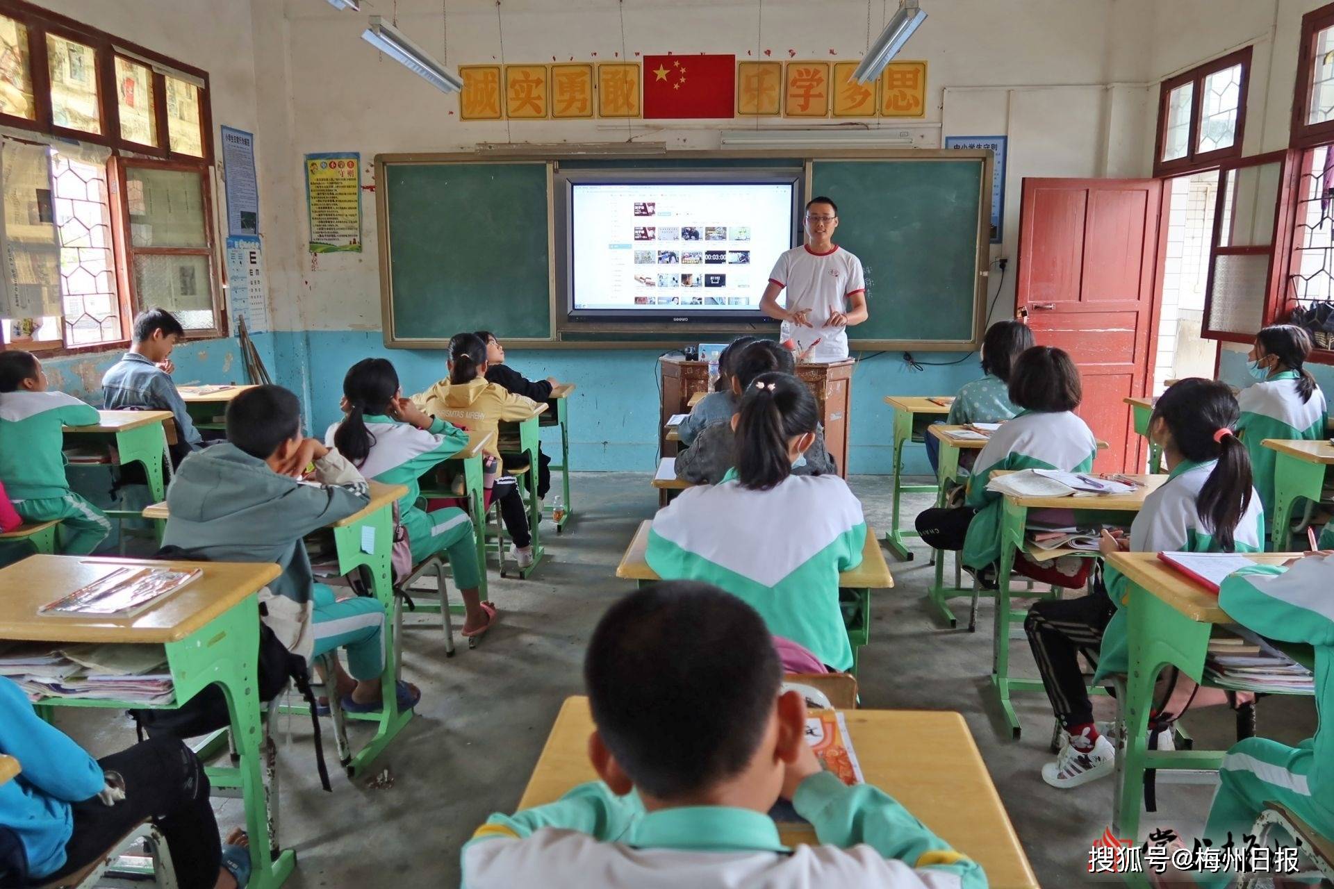 是他们,奔赴兴宁各个乡村,给学生们开创别样的教育天地.