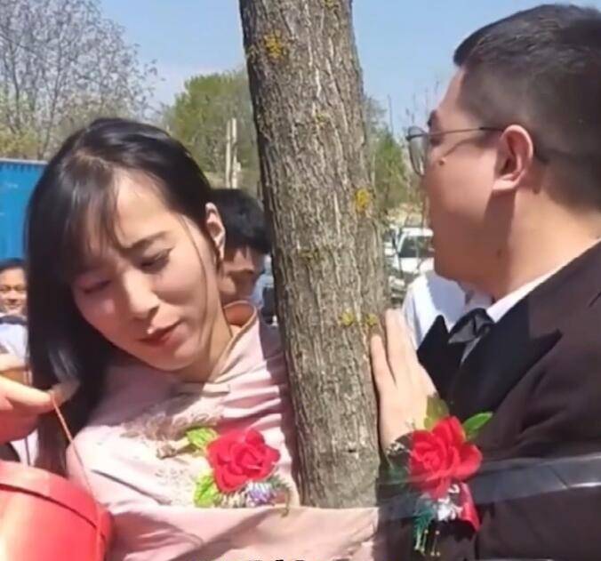 原创祖传的婚闹?结婚现场貌美伴娘五花大绑在树上,知情人:为了好玩