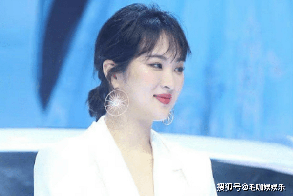 任正非小女儿姚安娜出席车展,罕见生图曝光,被吐槽太老气