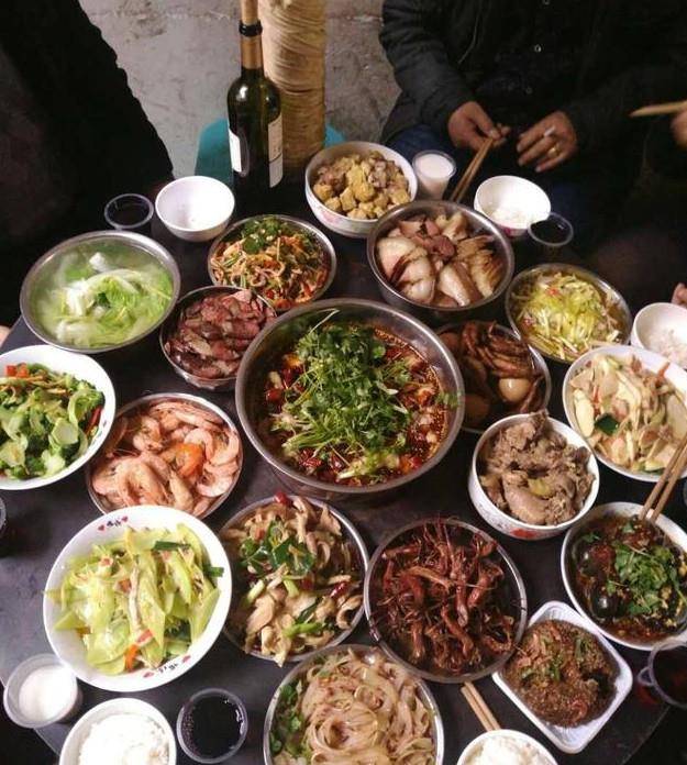 春节已经到来,全国各地的网友们发来了年夜饭照片