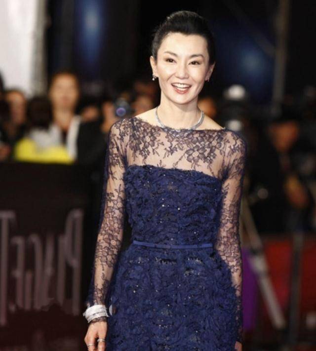 张曼玉为扮嫩穿公主裙亮相,却被满脸皱纹,显真实年龄
