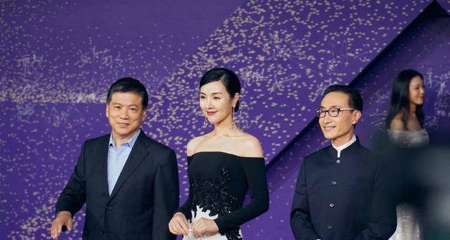 黑白拼色礼裙优雅有型,高挑身材气场十足,姜宏波是很有气质的演员,173