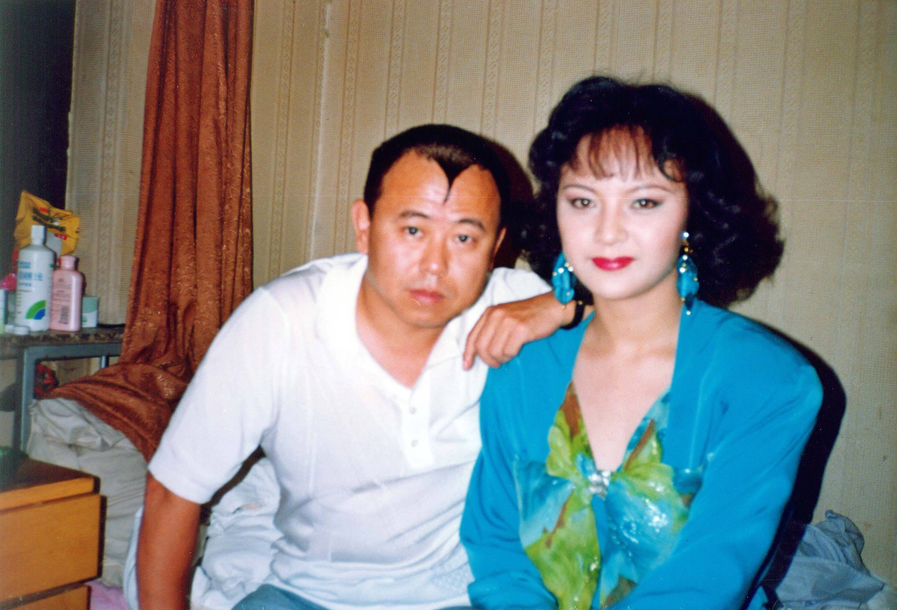 "袖珍猛男"的喜剧路:跟美女老婆住8年厕所,64岁直播带货养家_潘长江