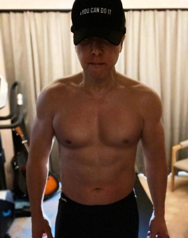 原创57岁甄子丹大秀肌肉身材,隔离11天为复工健身,8块腹肌身材抢镜