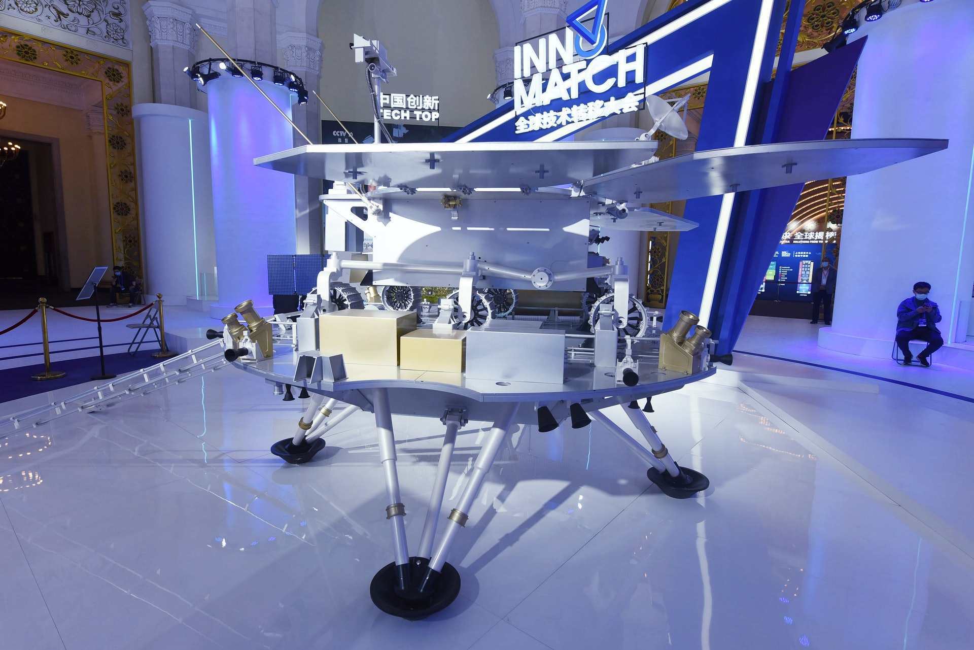 局为中国首辆火星车展开的征名活动,在今年初评选出了"弘毅","麒麟","
