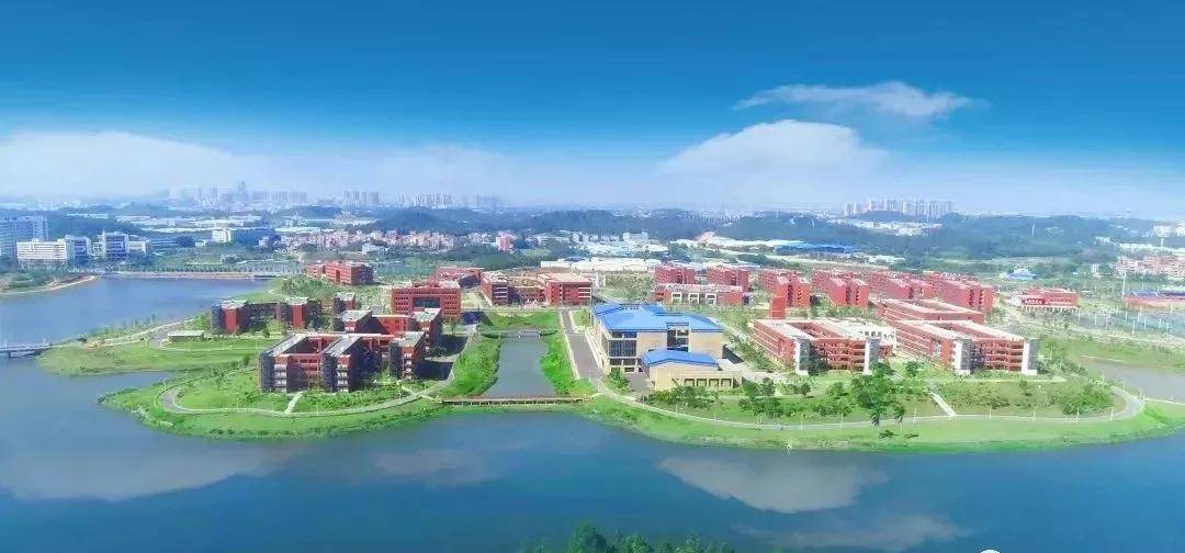 佛科院新校区坐落在南海仙溪水库旁边,依水而建,一幢幢砖红色的大楼