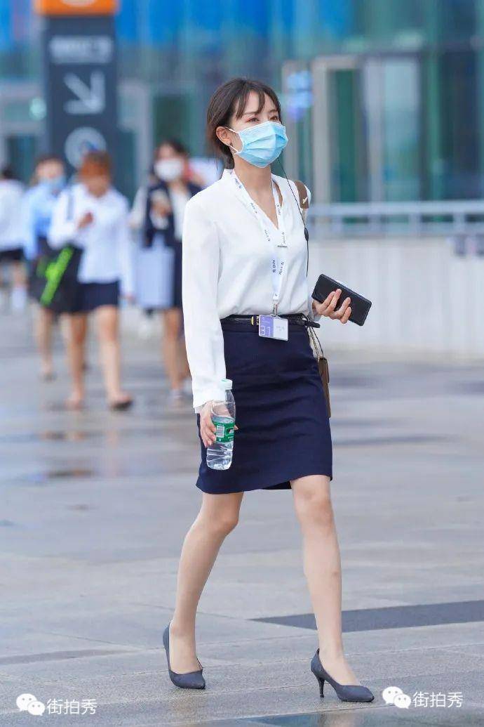 街拍:走路的气质性感美女