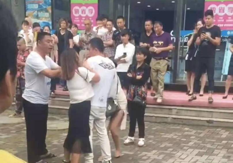 原创打小三打出人命!21岁女孩被原配殴打后自杀,没担当的男性去哪了?