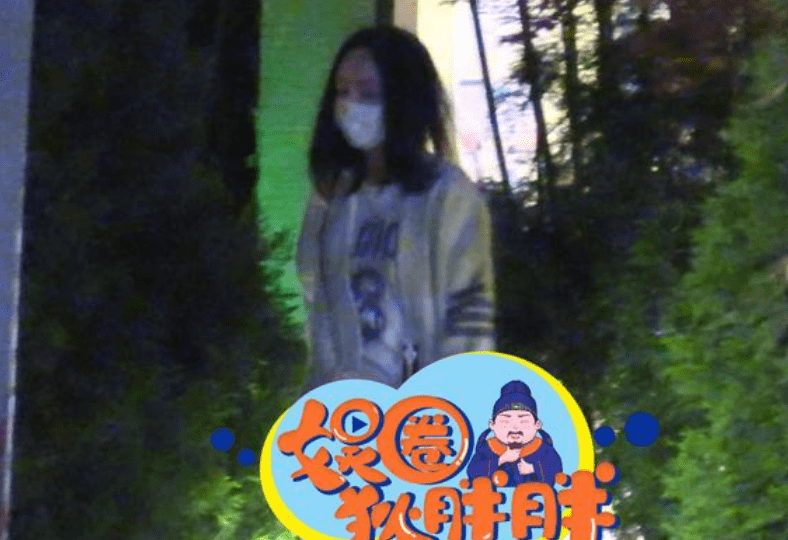4月28日,一组姚笛深夜聚餐的照片在网上曝光.