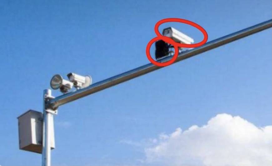 监测摄像头,它的作用是抓拍闯红灯,不系安全带,逆行,压线等违法行为