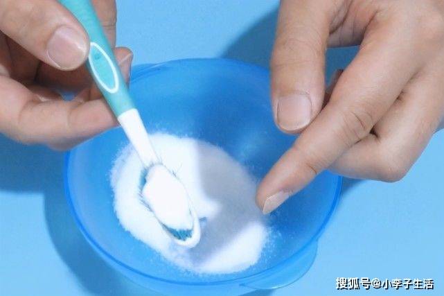 在牙膏上倒上一些食盐,食盐有消炎杀菌的作用,这样不仅可以清洁牙齿
