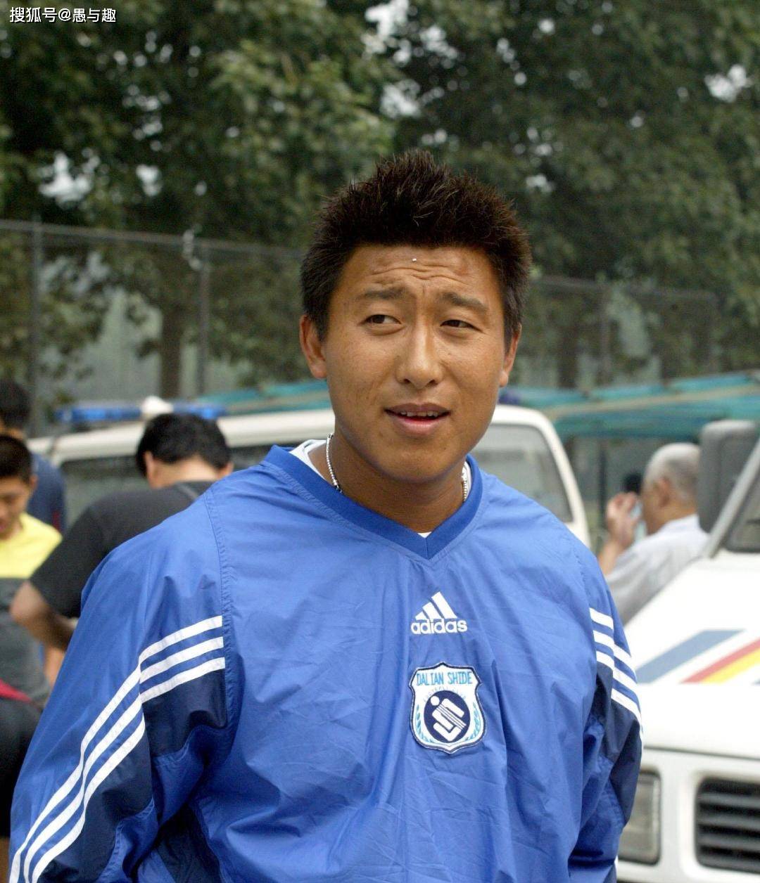 张恩华1973年出生,1996年入选国家队,为米卢带领的国足征战2002年韩